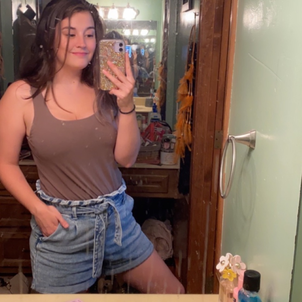 Hiiii my name is Danielle. Please shop my closet & have a lovely day💞
